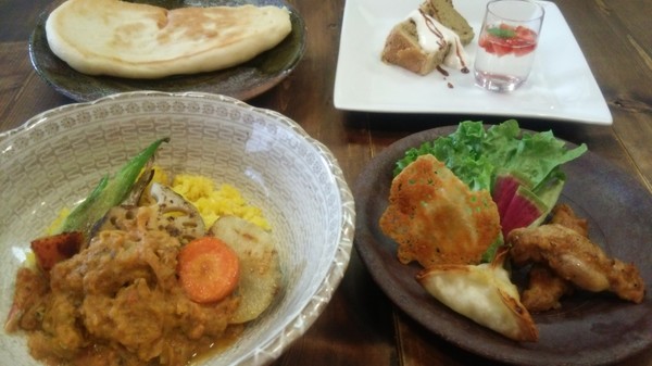 やみつき特製インドカレー、ナン、タンドリーチキン、サモサ