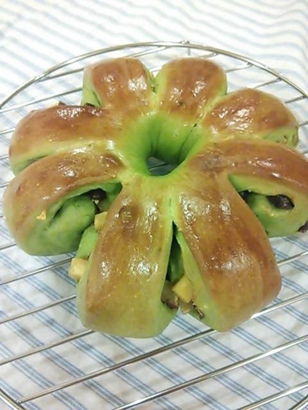 抹茶のお花パン。抹茶生地に、甘納豆とさつま芋が入っている♪