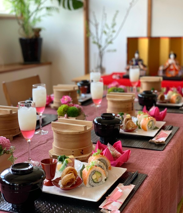 桃色ひな祭りのテーブル