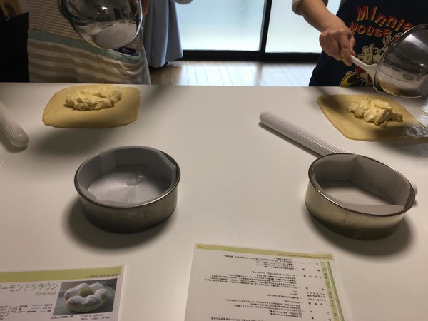 クリームパン作ってます。