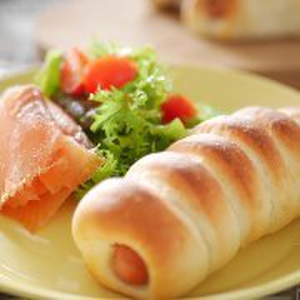 粉チーズ入りの生地が美味しい人気者の、お総菜パン☆