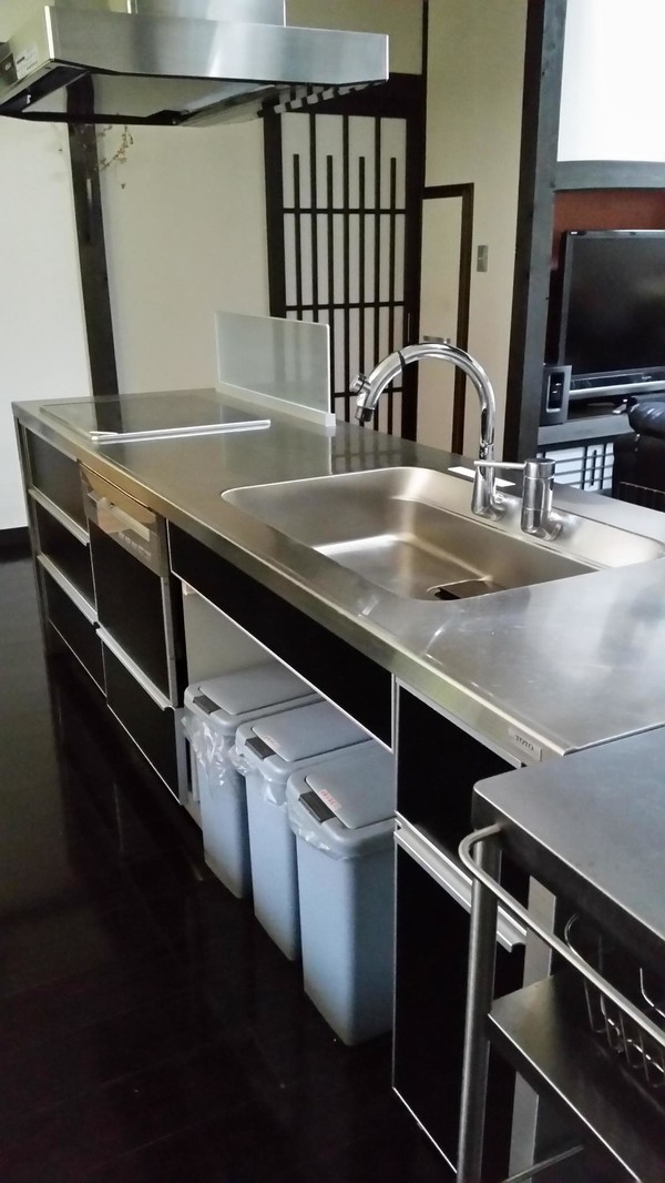 このキッチンで作業していただいています。
