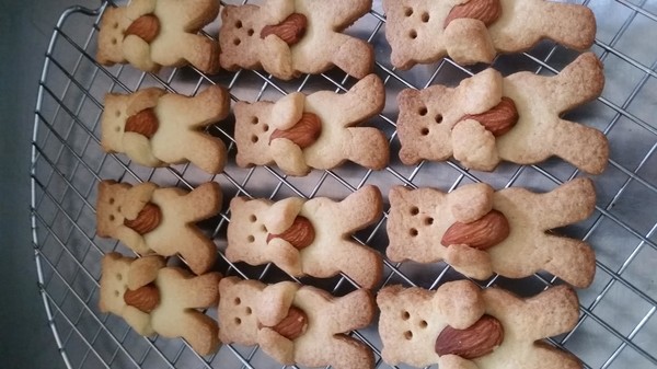 おやつタイムに作った抱っこクマのクッキー。