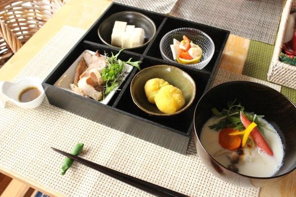 和食レッスンの際は、漆器や日本の焼き物に盛り付け