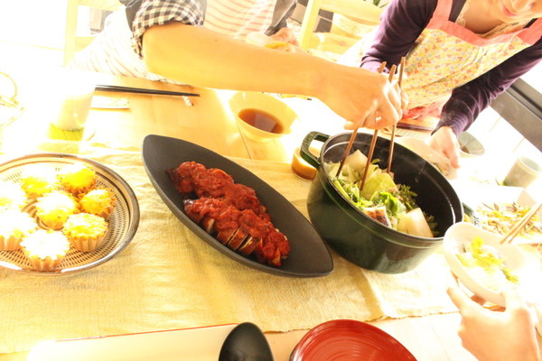 煮込み料理のレッスンはみんなでワイワイ鍋を囲みます。