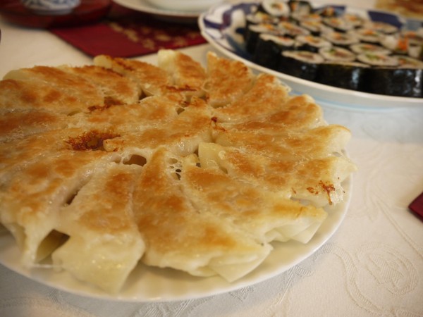 パリパリの羽根つき餃子。お店に負けない極上の味です！
