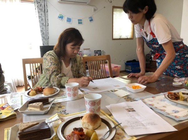 レッスン後に軽食をとっていただきながらのレッスン復習の様子