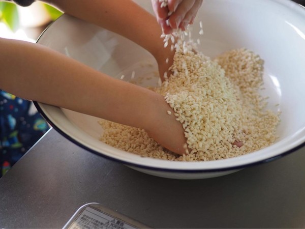 お子さんと一緒に味噌仕込み