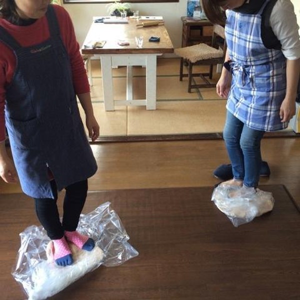 煮豆を踏み踏み。