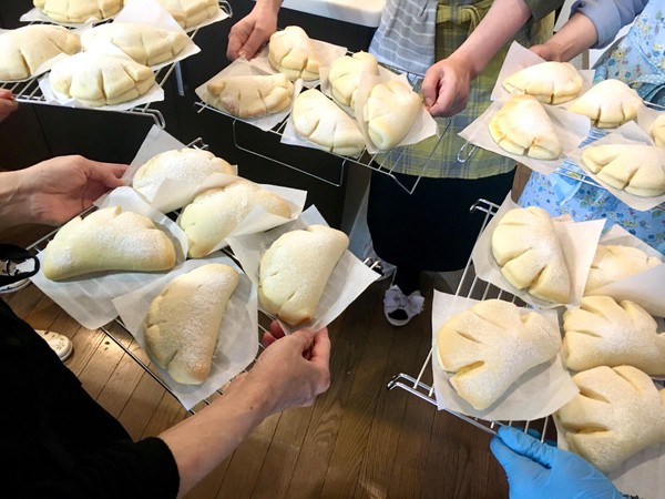 白いクリームパン
