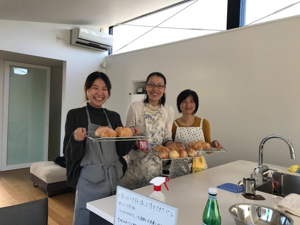 お店で売っているようなパンの焼き上がりに満面の笑顔です。