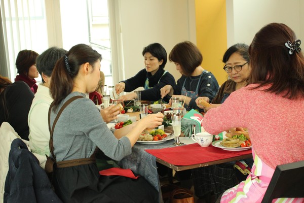 クリスマスはシュトーレン作りとローストチキンのランチ。