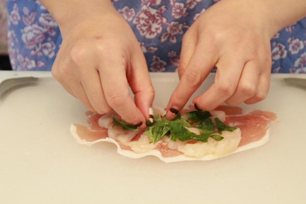 大人気レシピ「イタリアン春巻き」を作ってます♡