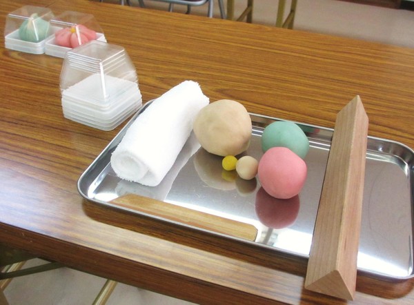 京都の老舗和菓子屋さんで、練り切菓子を作りました。