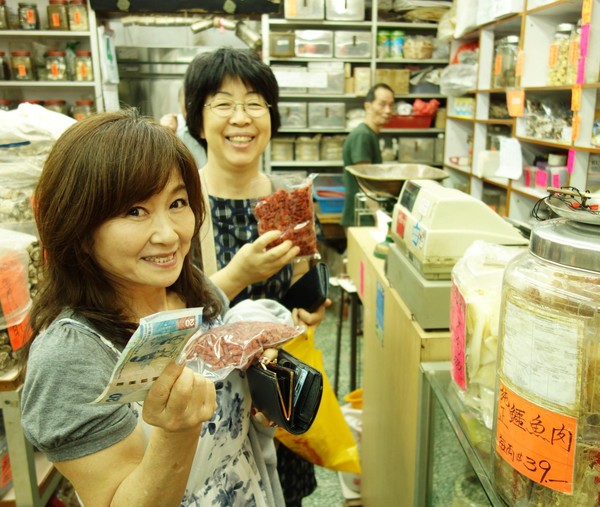 香港研修ツアーにて薬膳素材を変えるお店にご案内（香港）