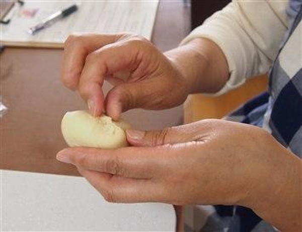 あんぱんの包餡しています。とっても綺麗に成形できました。
