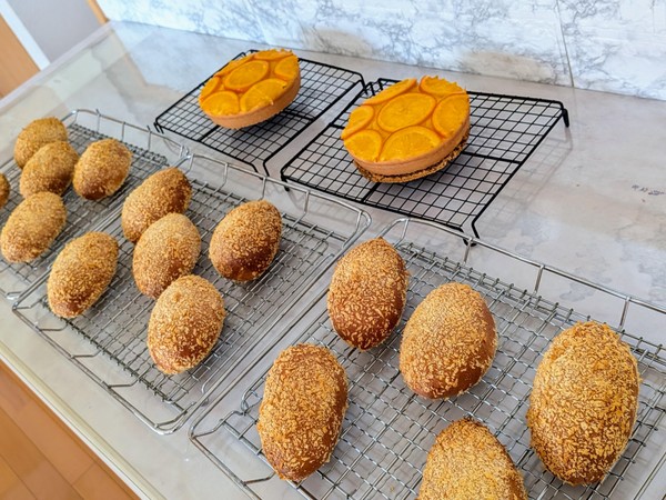 スパイシーな焼きカレーパンと、お日さまのようなオレンジケーキ