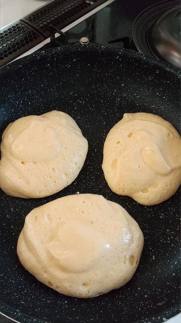 パンケーキ、フライパンで焼きます♪
