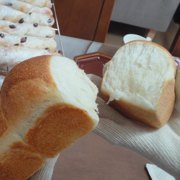 焼き立て食パンを手割り
