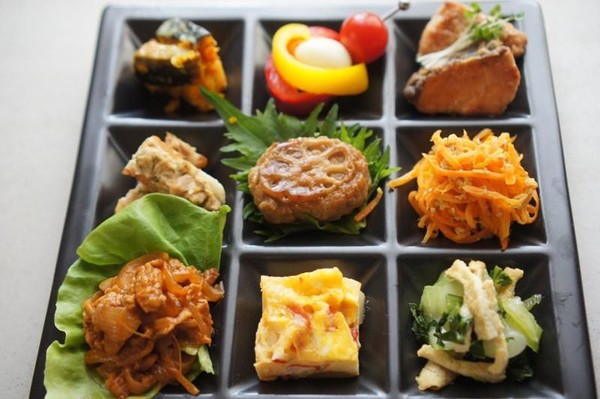 お弁当惣菜は驚きの品数です！