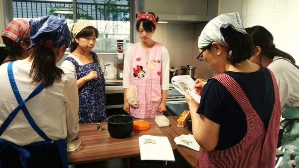 キッチン、カウンター２台を装備。広々とした中で作業が可能。