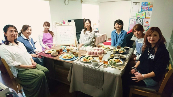 会食は約１時間。和やかな雰囲気でゆっくりと楽しんでいます。