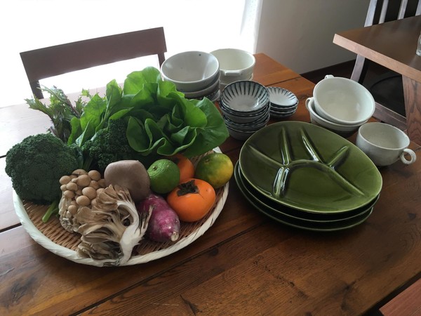 たっぷりの野菜を素敵な器に盛りつけます。