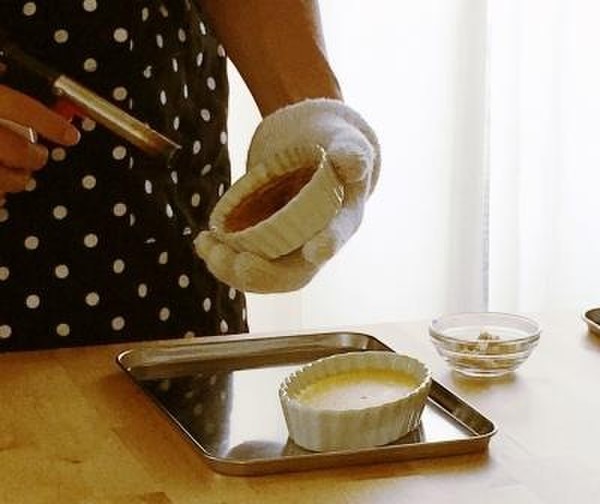 ブリュレ作り。バーナーでお砂糖を焦がしてます