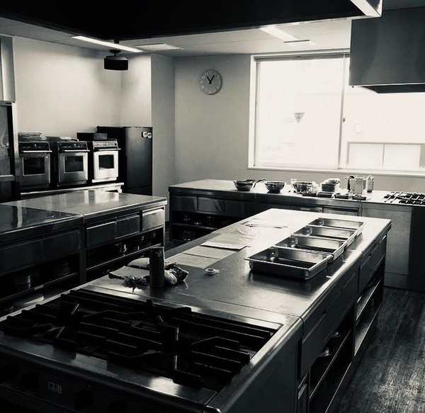 6人(私をいれて7人)で使うには広すぎるkitchen。、