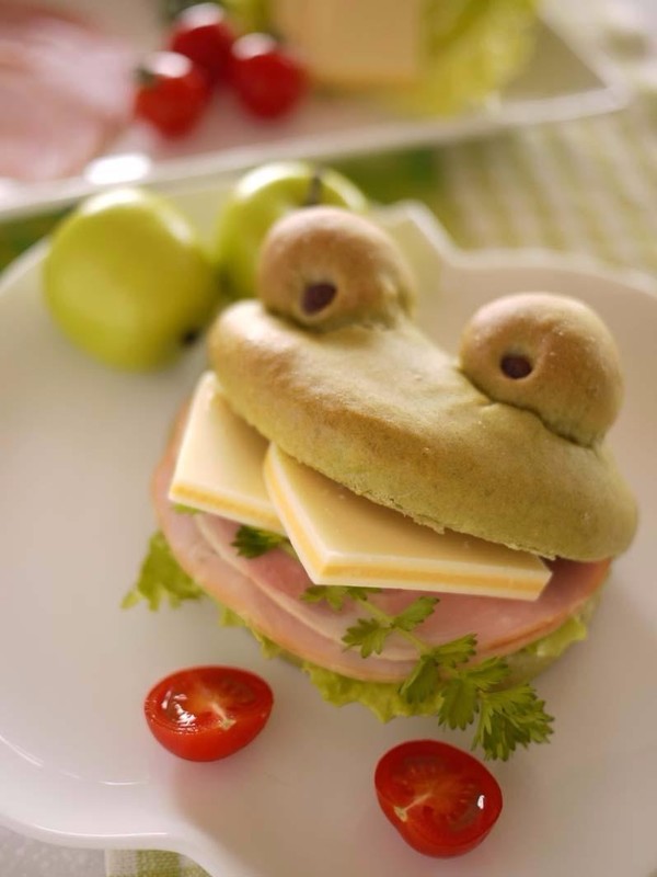 カエルの口に具材を挟んで食べるサンドイッチパンです。