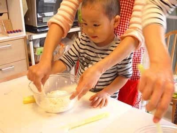 ママにサポートされながら仲良く一緒に作ります。