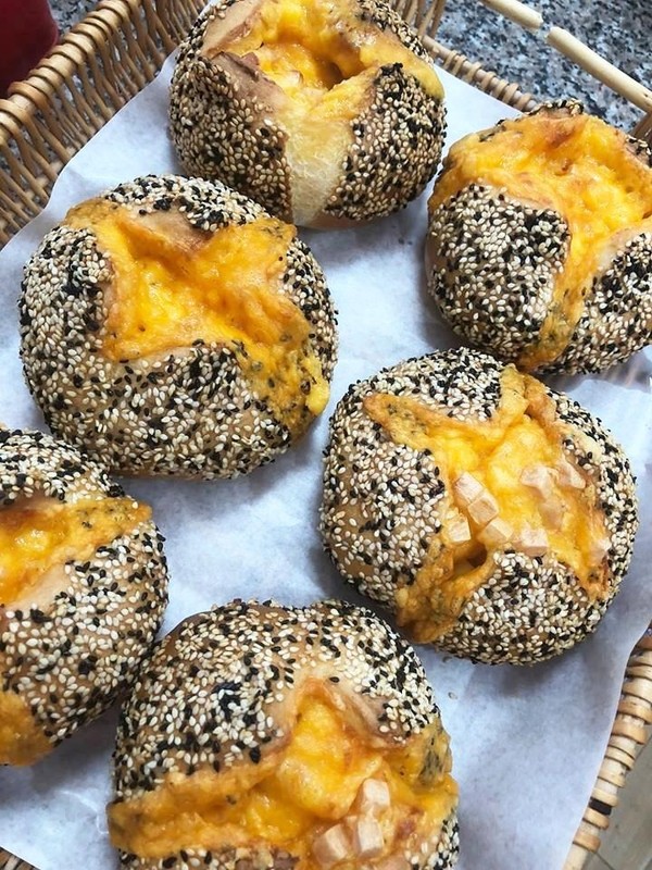 ゴマとたっぷりチーズのハード系パン