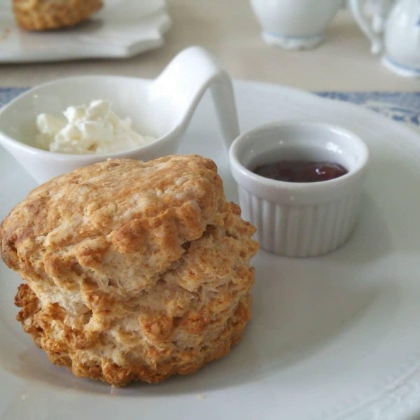 4月はスコーンも焼きます。焼きたてを紅茶と頂きましょう。
