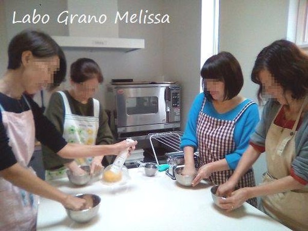 皆さんパスタ生地をまとめる作業中です