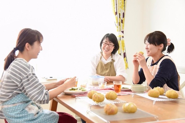 試食タイムのおしゃべりも楽しみのひとつ