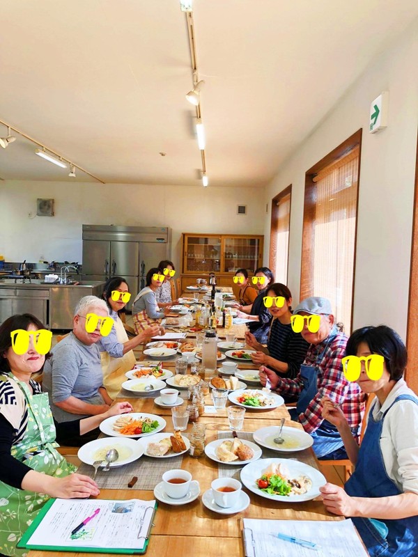 暮らしの学校でのマスタード講座です。
皆いい笑顔！
