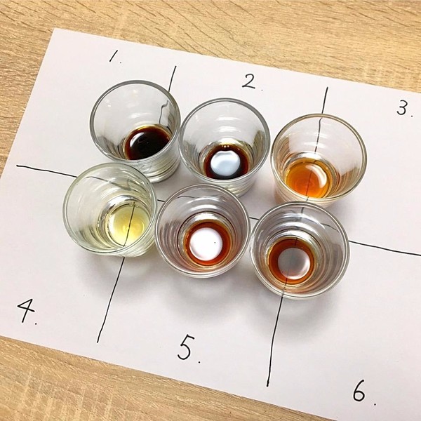 １１月「しょうゆ基礎講座」で行う、利き醤油の様子