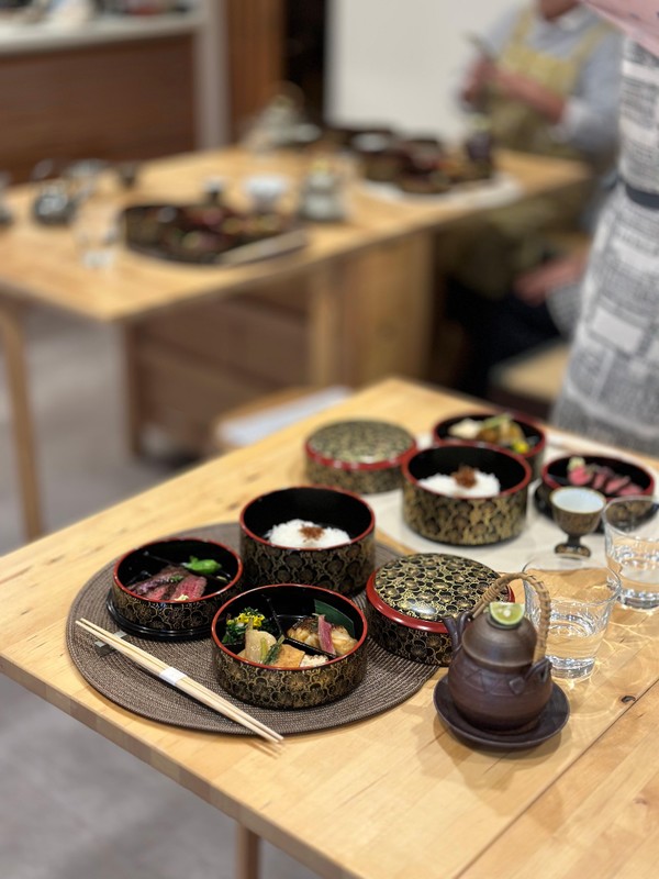 《日本料理》秋の懐石お弁当レッスン風景、松茸の土瓶蒸しつき