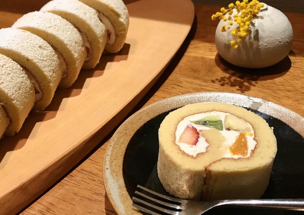 季節のフルーツロールケーキ