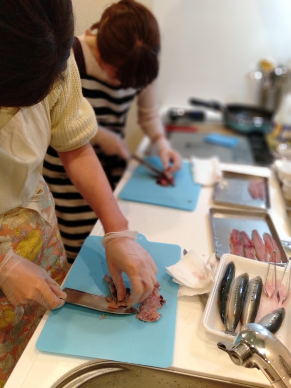 大人気の魚さばき料理教室！
