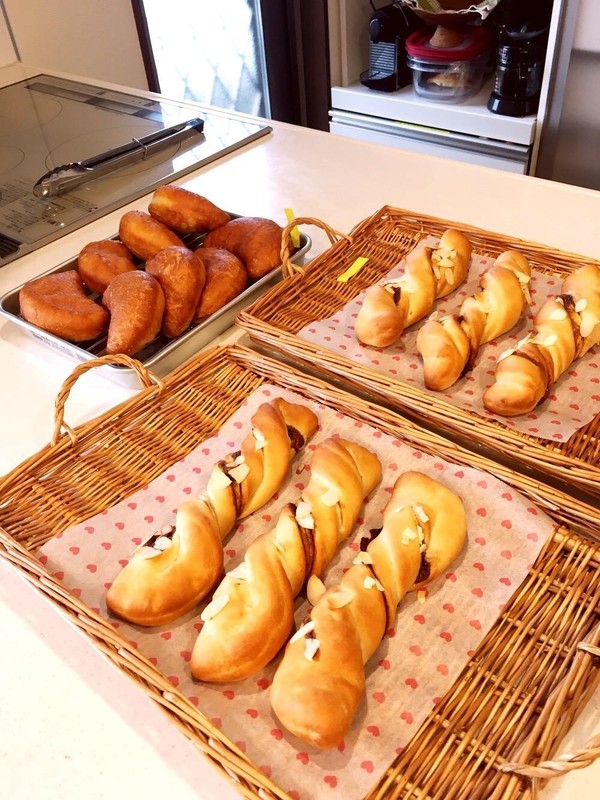 ４月レッスンメニューのピロシキとカフェロール。