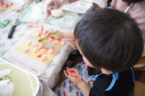 付き添いのお子様も「やってみたい」と挑戦！上手に出来ました！