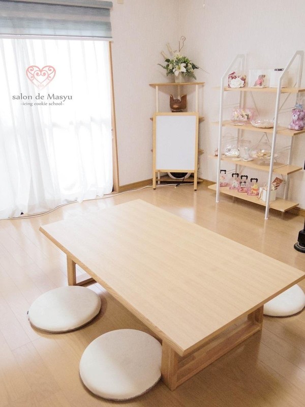 小さなお子様には、背の低い机でレッスン可能です。