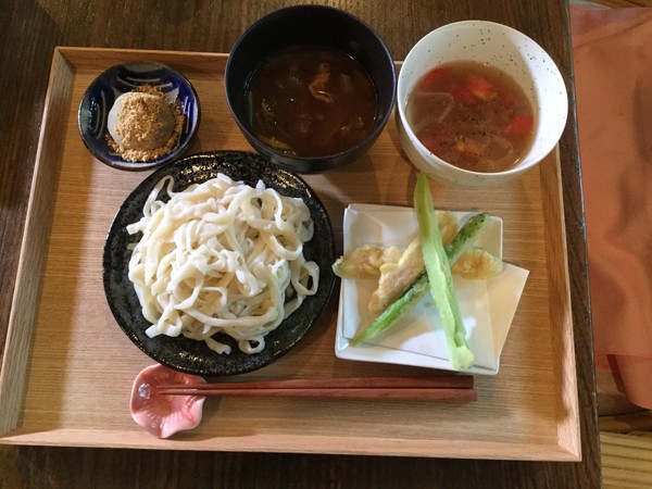 手作り手打ちうどん、２種の漬けだれ、天ぷら、わらび饅頭
