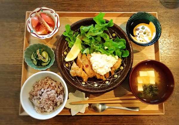 チキン南蛮、トマトとみょうがのおひたしズッキーニのナムル他