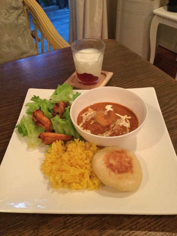 バターシュリンプカレー、チーズナン、タンドリーチキンサラダ
