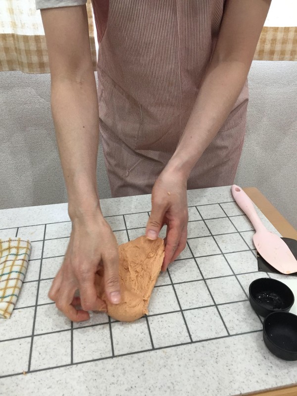 トマト生地の捏ね作業。手ごねは楽しい！