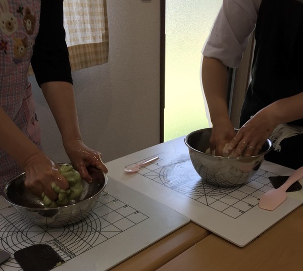 毎回生地捏ね。皆さんどんどん上達されています！