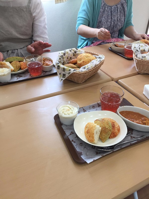 チキンカレーレッスン。ココナツデザートもお手製好評。