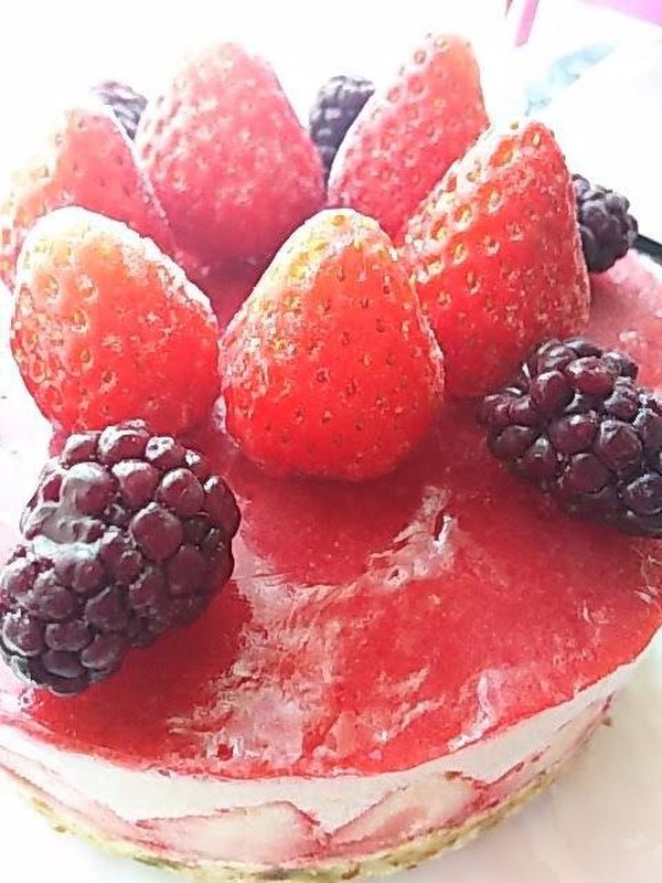 ツヤツヤ　イチゴケーキ